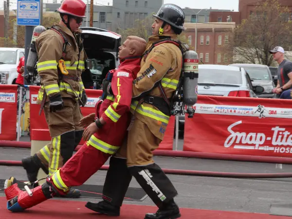 Evento de rescate de víctimas en el desafío de combate de los bomberos